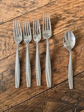Camlynn Stainless Forks by Oneida 
*and bonus teaspoon